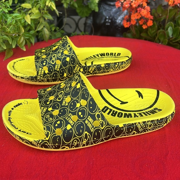 RARE 🥰😉 CROCS Smiley World “Smiley Face” Yellow & Black Slides / Sandals 😉🥰 - Picture 9 of 17